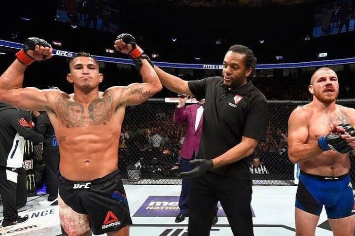 Anthony Pettis (kiri) saat memenangkan laga melawna Jim Miller, di UFC 213, 8 Juli 2017.