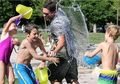 Tak Perlu Pergi ke Water Park! Bermain Air di Rumah Cocok Jadi Pilihan #FamilyQuality Bareng Si Kecil Saat Cuaca Panas