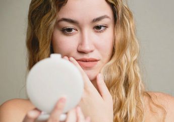 Banyak Minum Air Putih & 5 Cara Atasi Wajah Kusam Saat Menstruasi