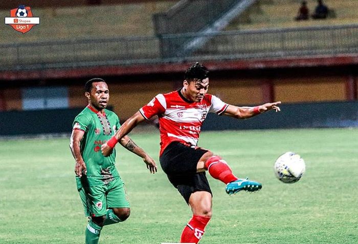 Winger Madura United, Alfath Fathier, mendapatkan pengawalan dari pemain Kalteng Putra, Ferinando Pahabol, pada pertandingan pekan ke-17 Liga 1 2019 di Stadion Gelora Madura Ratu Pamelingan (GMRP), Madura, Minggu (1/9/2019).
