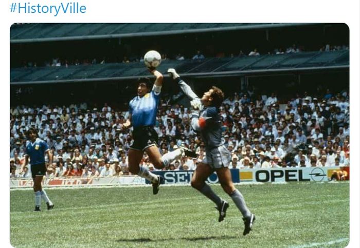 Legenda timnas Argentina, Diego Maradona, mencetak gol melalui tangan kirinya saat menghadapi timnas Inggris di babak perempat final Piala Dunia 1986.