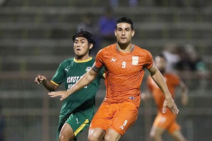 Striker Borneo FC, Matias Conti, saat membela timnya pada laga uji coba melawan All Star Bontang pada 11 April 2019.