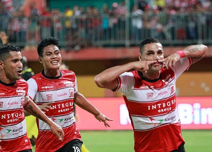 Selebrasi pemain Madura United, Jaimerson (kanan), setelah mencetak gol ke gawang Barito Putera di Stadion Ratu Pamelingan, Pamekasa, Sabtu (29/2/2020).
