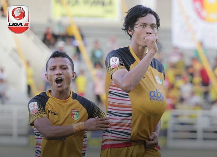 Striker Mitra Kukar, Rishadi Fauzi, merayakan gol yang dicetaknya ke gawang PSIM Yogyakarta pada pekan kedua Liga 2 2019.