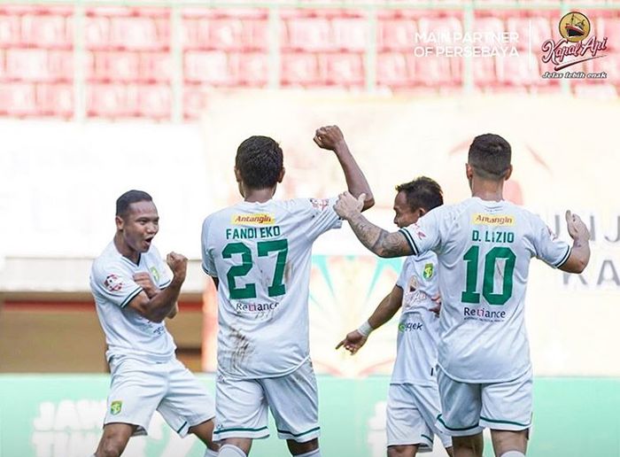 Selebrasi para pemain Persebaya Surabaya setelah Oktafianus Fernando mencetak gol ke gawang Bhayangkara FC di Stadion Patriot, Sabtu (31/8/2019).