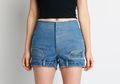 Tren Celana Jeans Terbalik dengan Harga Selangit, Penasaran Moms?