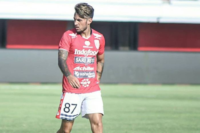 Pemain Bali United, Stefano Lilipaly, saat tampil menghadapi Persija Jakarta pada leg pertama babak delapan besar Piala Indonesia 2018 di Stadion Kapten I Wayan Dipta, Bali, Jumat (26/4/2019).