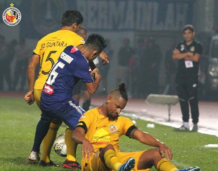 Siutasi perebutan bola saat laga PSIS Semarang melawan Semen Padang pada pekan ke-32 Liga 1 2019 di Stadion Moch Soebroto, Magelang, 13 Desember 2019.