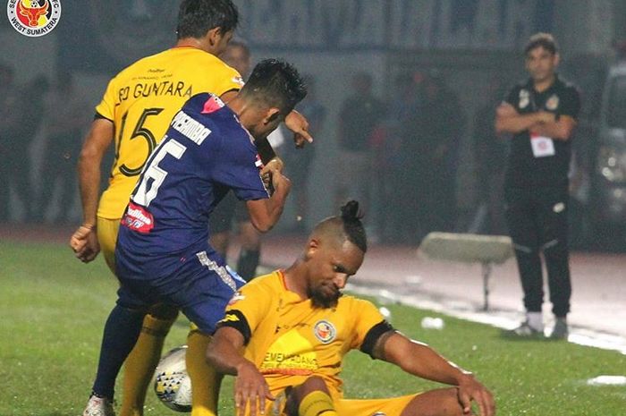 Siutasi perebutan bola saat laga PSIS Semarang melawan Semen Padang pada pekan ke-32 Liga 1 2019 di Stadion Moch Soebroto, Magelang, 13 Desember 2019.