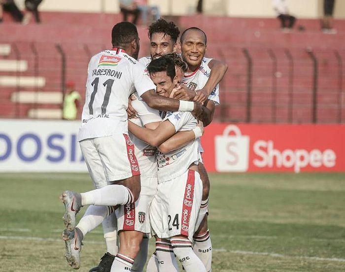 Pemain Bali United merayakan gol yang dicetak Ricky Fajrin ke gawang Kalteng Putra pada pekan keempat Liga 1 2019.