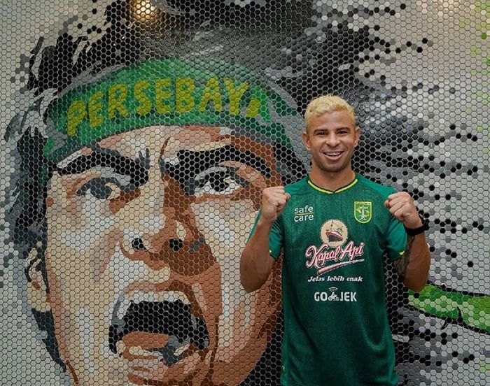 Penyerang asal Brasil, Diogo Campos, saat diresmikan menjadi pemain baru Persebaya Surabaya pada putaran kedua Liga 1 2019.