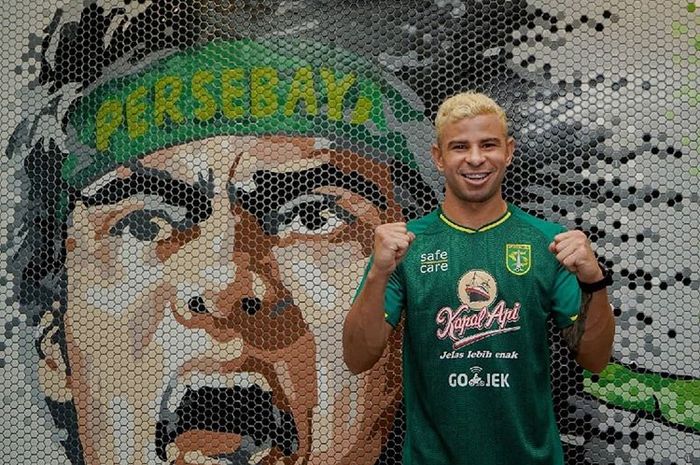 Penyerang asal Brasil, Diogo Campos, saat diresmikan menjadi pemain baru Persebaya Surabaya pada putaran kedua Liga 1 2019.