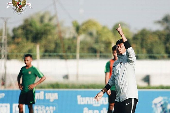 Indra Sjafri memimpin latihan timnas U-22 Indonesia menjelang laga melawan Myanmar di Piala AFF U-22 2019.