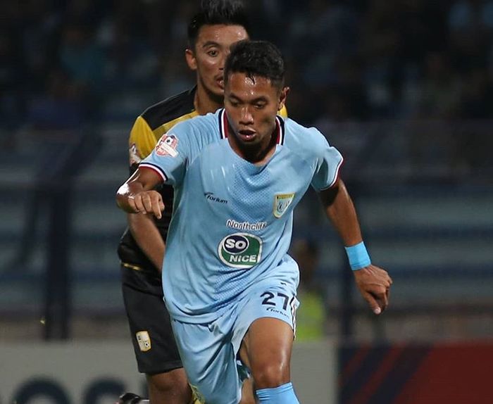 Pemain Persela Lamongan, Sugen Efendi, mendapatkan kawalan dari gelandang Barito Putera, Bayu Pradana, saat pertemuan kedua tim pada pekan ke-27 Liga 1 2019.