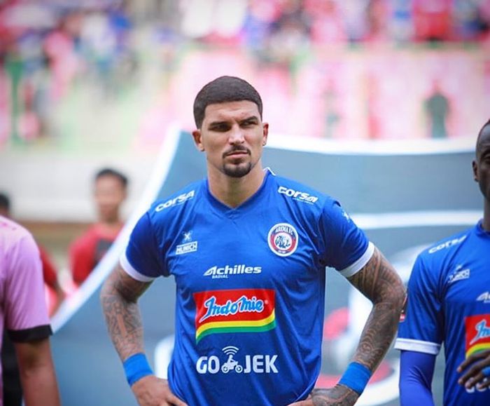 Bek Arema FC, Arthur Cunha, saat tampil di Piala Presiden 2019.