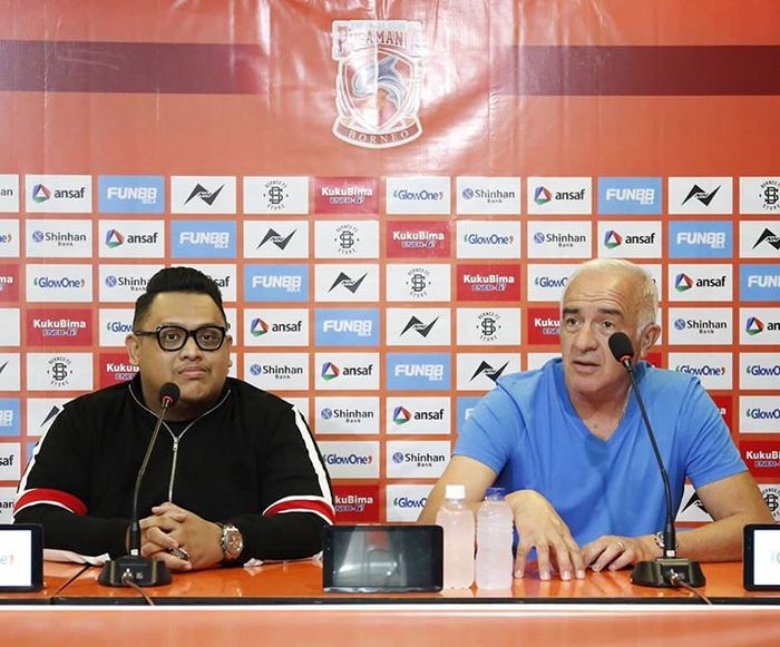 Presiden Borneo FC, Nabil Husein, mengumumkan Roberto Carlos Mario Gomez sebagai pelatih baru Pesut Etam pada 17 April 2019.