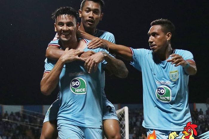 Pemain Persela Lamongan merayakan gol yang dicetak oleh Alex dos Santos Goncalves ke gawang Kalteng Putra pada pekan kedelapan Liga 1 2019.