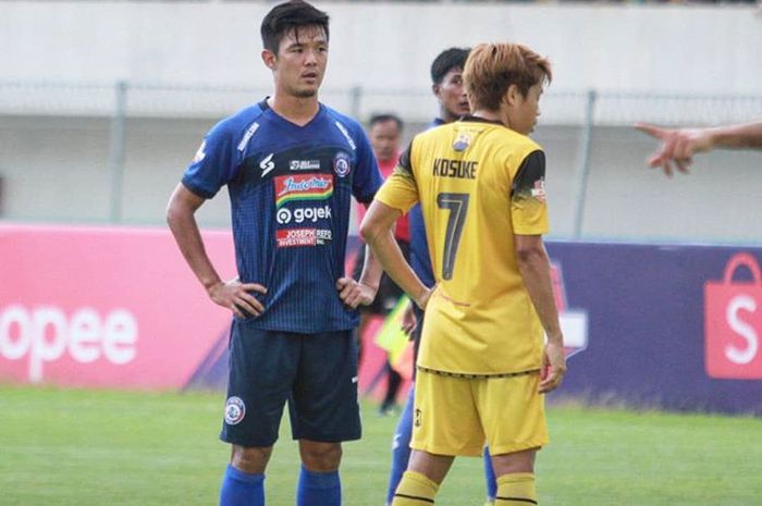 Duel sesama pemain Jepang, Takafumi Akahoshi (Arema FC) dan Kosuke Uchida (Barito Putera), pada laga terakhir Liga 1 2019