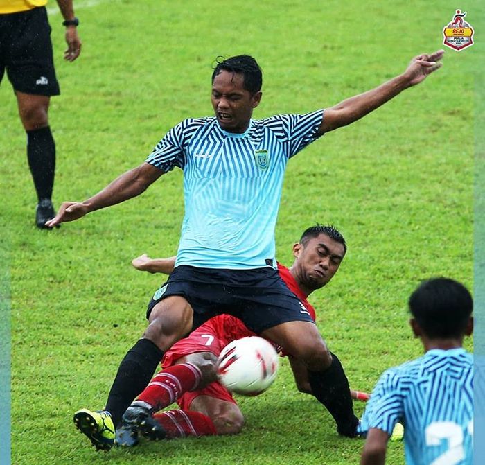 Aksi gelandang Persela Lamongan, Heru Setiawan, saat membela timnya melawan Sabah FA pada Piala Gubernur Jatim 2020.