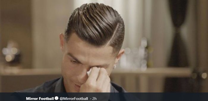 Cristiano Ronaldo tak mampu menahan tangis seusai melihat video tentang almarhum ayahnya, Jose Dinis Aveiro.