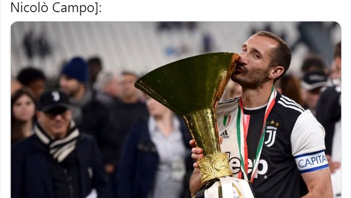 Kapten Juventus, Giorgio Chiellini, mencium trofi Liga Italia yang diraih timnya.