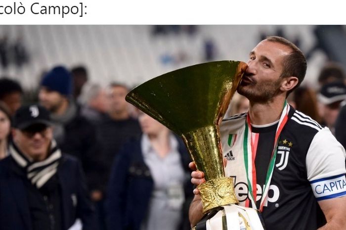 Kapten Juventus, Giorgio Chiellini, mencium trofi Liga Italia yang diraih timnya.