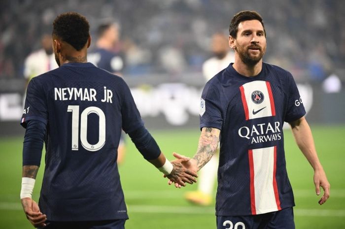 Dua bintang Paris Saint-Germain, Lionel Messi dan Neymar, meminta izin ke pelatih lebih dulu sebelum pergi ke ruang ganti saat laga melawan Auxerre masih bergulir.