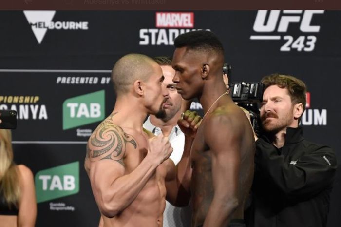 Sesi staredown Robert Whittaker (kiri) vs Israel Adesanya (kanan) dalam gelaran UFC 243 tahun 2019 silam.