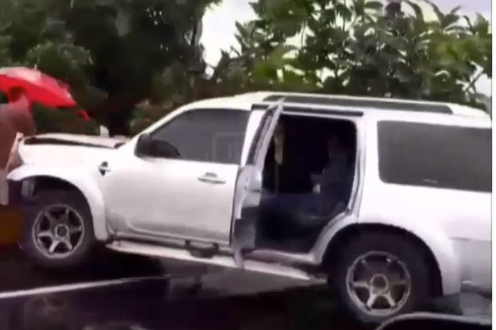 Ford Everest Melintang, Tergelincir Hantam Pembatas Tol 