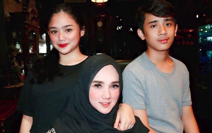Mulan Jameela dan kedua anaknya dari pernikahannya dengan Harry Nugraha.