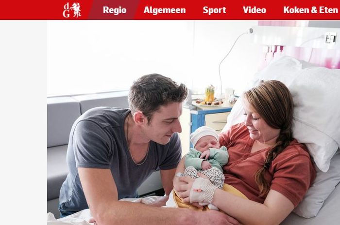 Foto pasangan suami istri Ruud dan Celeste ter Beek bersama putranya yang lahir pada malam tahun baru 2020, seperti termuat dalam laman berita de Gelderlander.