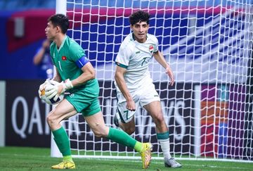 Kiper Timnas U-23 Vietnam Quan Van Chuan (kiri) melakukan kesalahan fatal yang membuat timnya terkena hukuman penalti saat melawan Irak, sehingga gagal lolos ke semifinal Piala Asia U-23 2024.