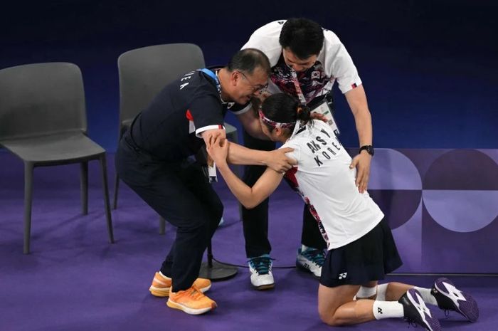 An Se-young merayakan keberhasilannya merebut medali emas bersama dua pelatih seusai mengalahkan He Bing Jiao dalam final tunggal putri bulu tangkis Olimpiade Paris 2024 pada 6 Agustus 2024.