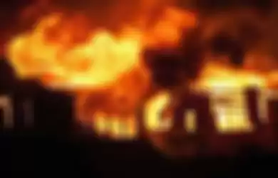 Ilustrasi kebakaran rumah akibat bermain ponsel saat dicharger