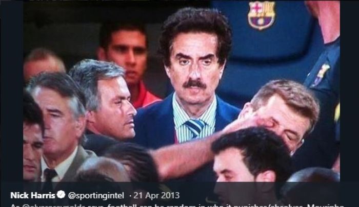 Jose MOurinho saat mencolok mata Tito Vilanova dalam duel Real Madrid versus Barcelona pada  Piala Super Spanyol 2011.