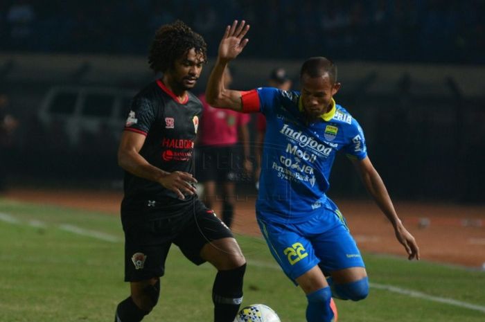 Aksi kapten Persib Bandung, Supardi Nasir (kanan) yang dikawal gelandang Kalteng Putra yang kini berseragam Bhayangkara FC, Hedipo Gustavo, pada pekan kesembilan Liga 1 2019 di Stadion Si Jalak Harupat, Soreng, Kabupaten Bandung, 16 Juli 2019. 