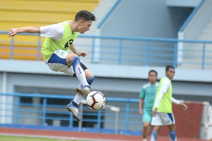 Aksi Kim Kurniawan dalam latihan Persib pada pra-musim 2019.