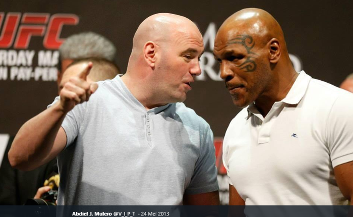 Presiden UFC, Dana White (kiri) dan legenda tinju dunia, Mike Tyson (kanan) tengah berbincang. Setelah pensiun, Tyson memang tertarik dengan dunia seni tarung bebas (MMA).