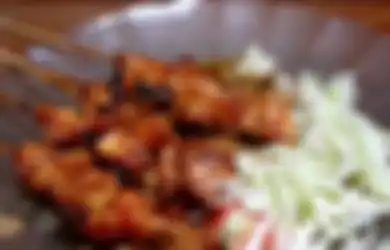 Curiga Aroma Busuk dari Rumah Pedagang Sate, Begitu Digerebek Polisi Temukan Barang Bukti Menjijikkan untuk Olahan Sate yang Dijualnya