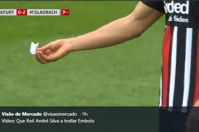 Andre Silva saat memberikan kertas ke Breel Embolo dalam laga Bundesliga Eintracht Frankfurt vs Borussia Moenchengladbach, Sabtu (16/5/2020).