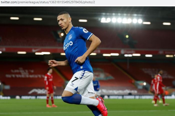 Striker Everton, Richarlison, merayakan gol yang dicetak ke gawang Liverpool dalam laga Liga Inggris di Stadion Anfield, Sabtu (20/2/2021).