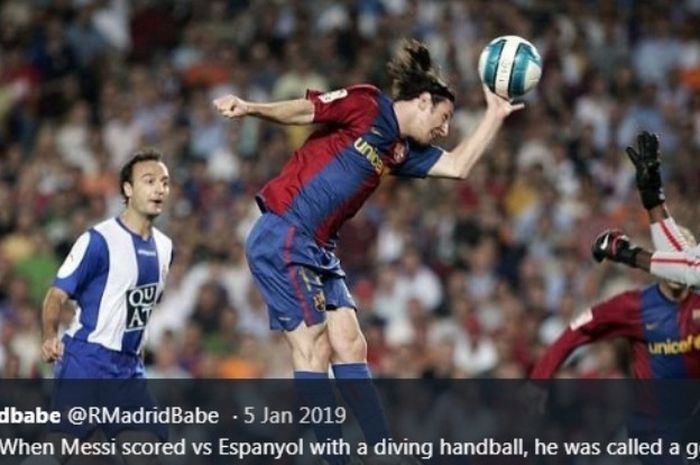 Lionel Messi saat mencetak gol dengan tangannya ke gawang Espanyol pada 2007.