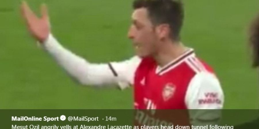 Diganti, Mesut Oezil Langsung Ngamuk Tendang Rumput Lapangan