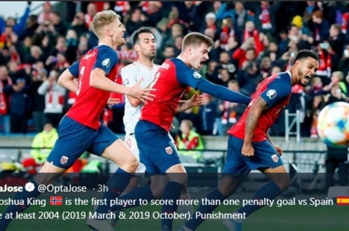 Striker timnas Norwegia, Joshua King, melakukan selebrasi seusai menjebol gawang timnas Spanyol, Sabtu (12/10/2019).