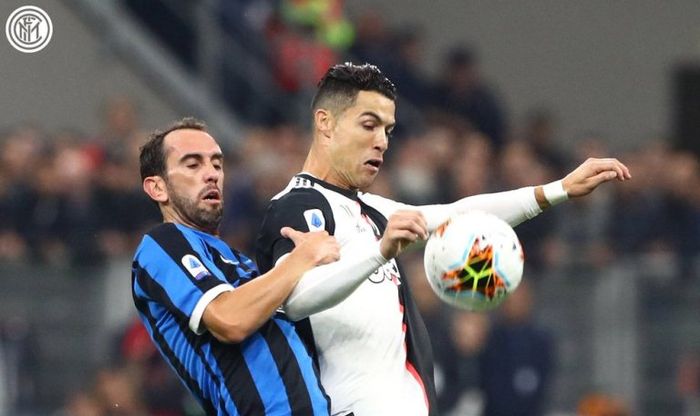 Megabintang Juventus, Cristiano Ronaldo, berduel dengan Diego Godin dalam laga kontra Inter Milan di Giuseppe Meazza, Minggu (6/10/2019).