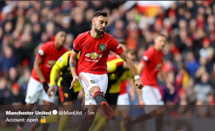 Gelandang Manchester United, Bruno Fernandes, mengeksekusi penalti dala laga kontra Watford di Old Trafford, Minggu (23/2/2020).