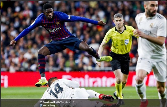 Aksi pemain Barcelona, Ousmane Dembele, dalam duel melawan Real Madrid di Estadio Santiago Bernabeu, Sabtu (2/3/2019)