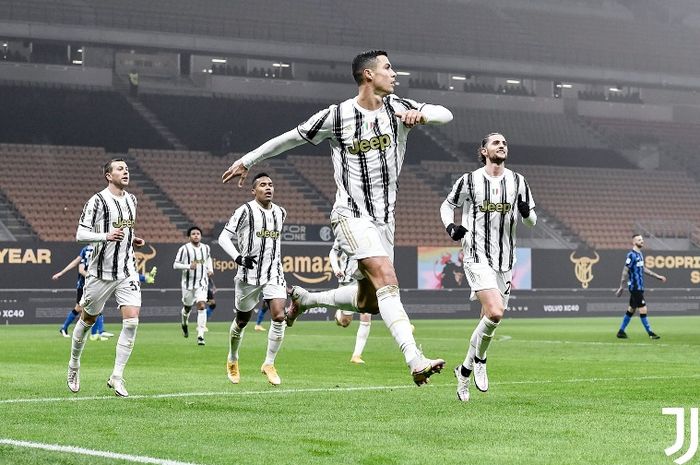 Megabintang Juventus, Cristiano Ronaldo, melakukan selebrasi seusai menjebol gawang Inter Milan dalam semifinal Coppa Italia, Selasa (2/2/2021).