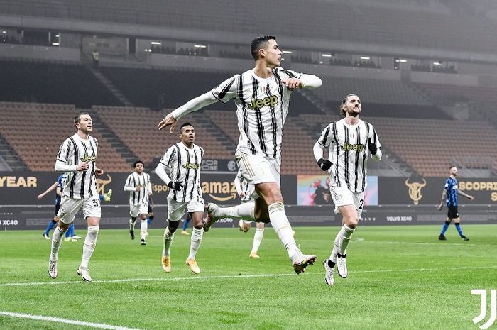 Megabintang Juventus, Cristiano Ronaldo, melakukan selebrasi seusai menjebol gawang Inter Milan dalam semifinal Coppa Italia, Selasa (2/2/2021).