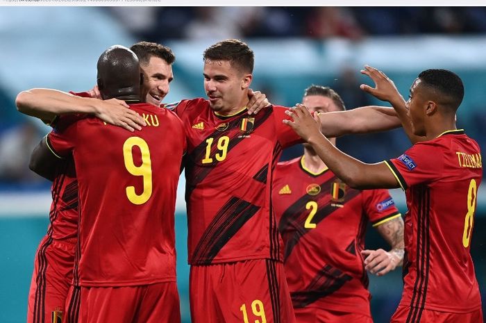 Para pemain timnas Belgia merayakan kemenangan atas timnas Rusia dalam matchday pertama Grup B Euro 2020.